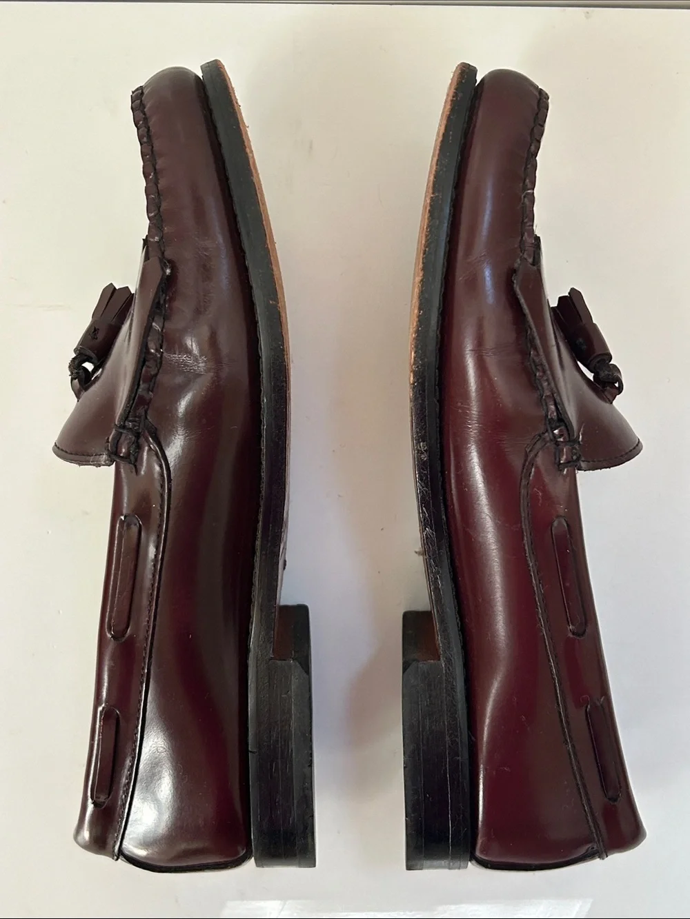 G.H. Bass Weejuns Men's Size 9 D Tassel Layton Loafers in Deep Burgundy Leather.